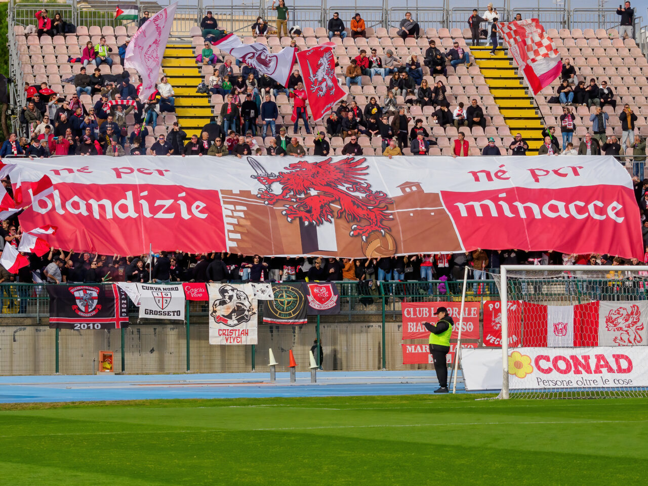 “Né per blandizie, né per minacce”: la Curva Nord riscopre l’orgoglio biancorosso